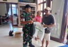 Koptu Nyoman Suartawan Bantu Penyaluran Beras di Desa Dawan Kelod