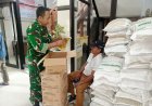 Sertu Agus Pande Kawal Penyaluran Bantuan Pangan di Desa Pasekbali