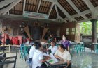Sertu Wayan Dampingi Posyandu Balita di Balai Banjar Kayehan Desa Dawan Kaler
